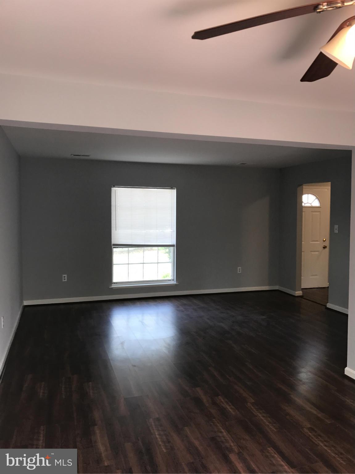 10142 Springhouse Court Manassas, VA 20110 - Photo 5 of 10 Living Room