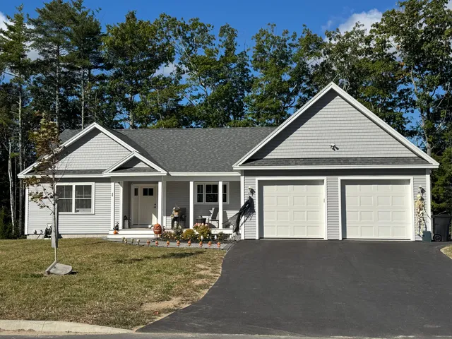 $729,900 | 23 Forest Glen Lane, Topsham, ME 04086