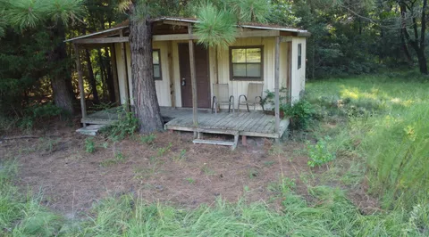 a view of a house with backyard and garden