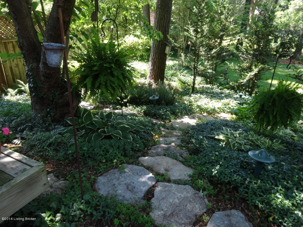 6019 Innes Trace Road Louisville, KY 40222 - Photo 25 of 30 garden 2 (1024x768)