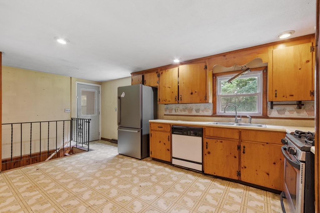 83 McClelland Road Halifax, MA 02338 - Photo 7 of 40