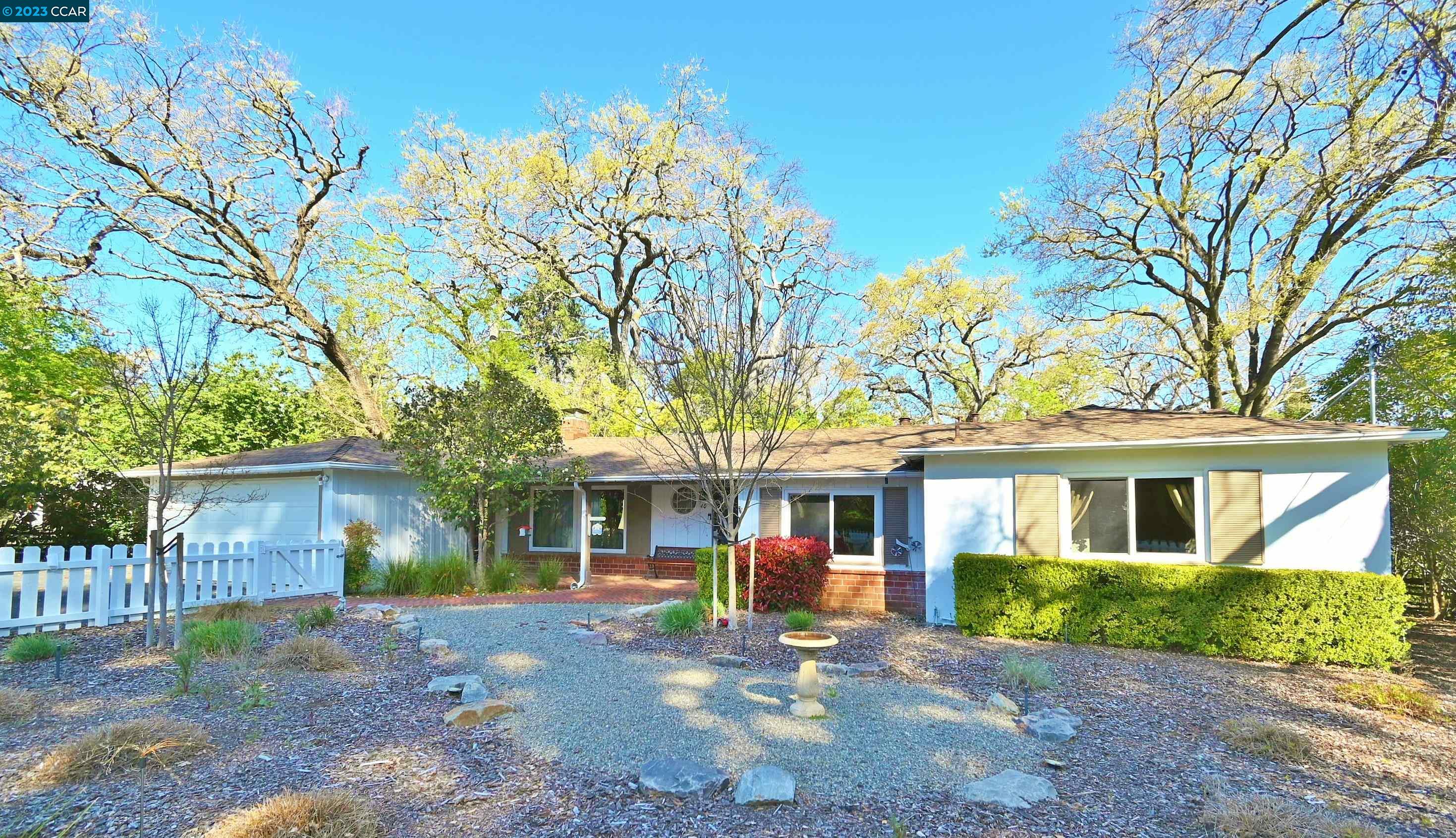 40 Vía Robles, Alamo, CA 94507 Compass