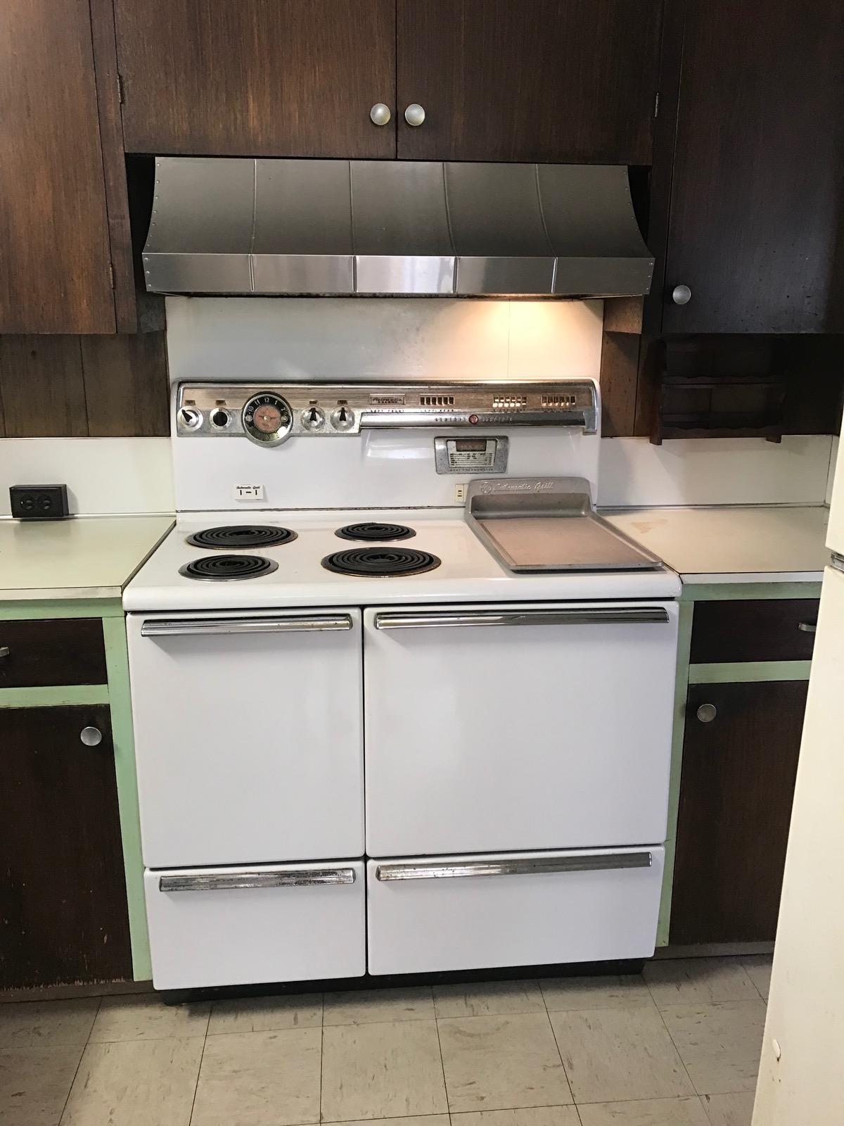 81-1048 Captain Cook Road Captain Cook, HI 96704 - Photo 4 of 10 a close view of stove top oven