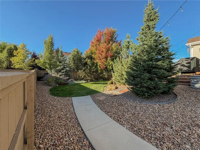 a view of a backyard