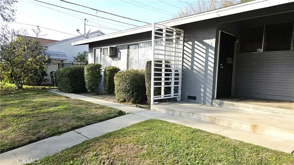 a view of a house with backyard