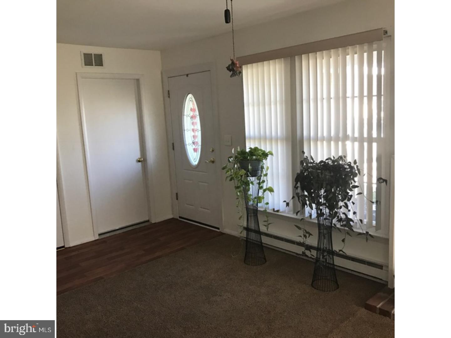 28 Windsor Road Southampton, NJ 08088 - Photo 4 of 23 Living Room