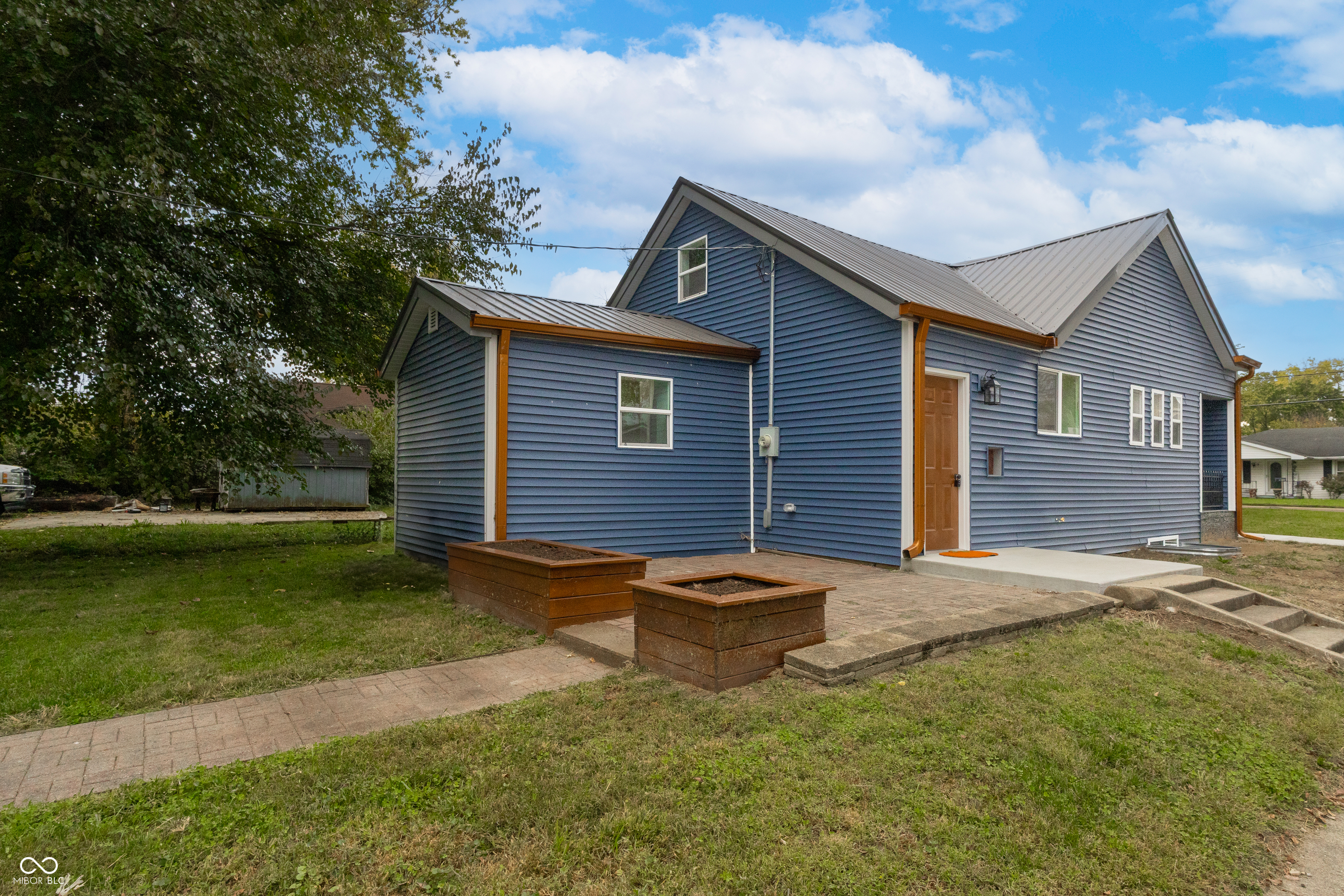 2035 10th Street Columbus, IN 47201 - Photo 3 of 33