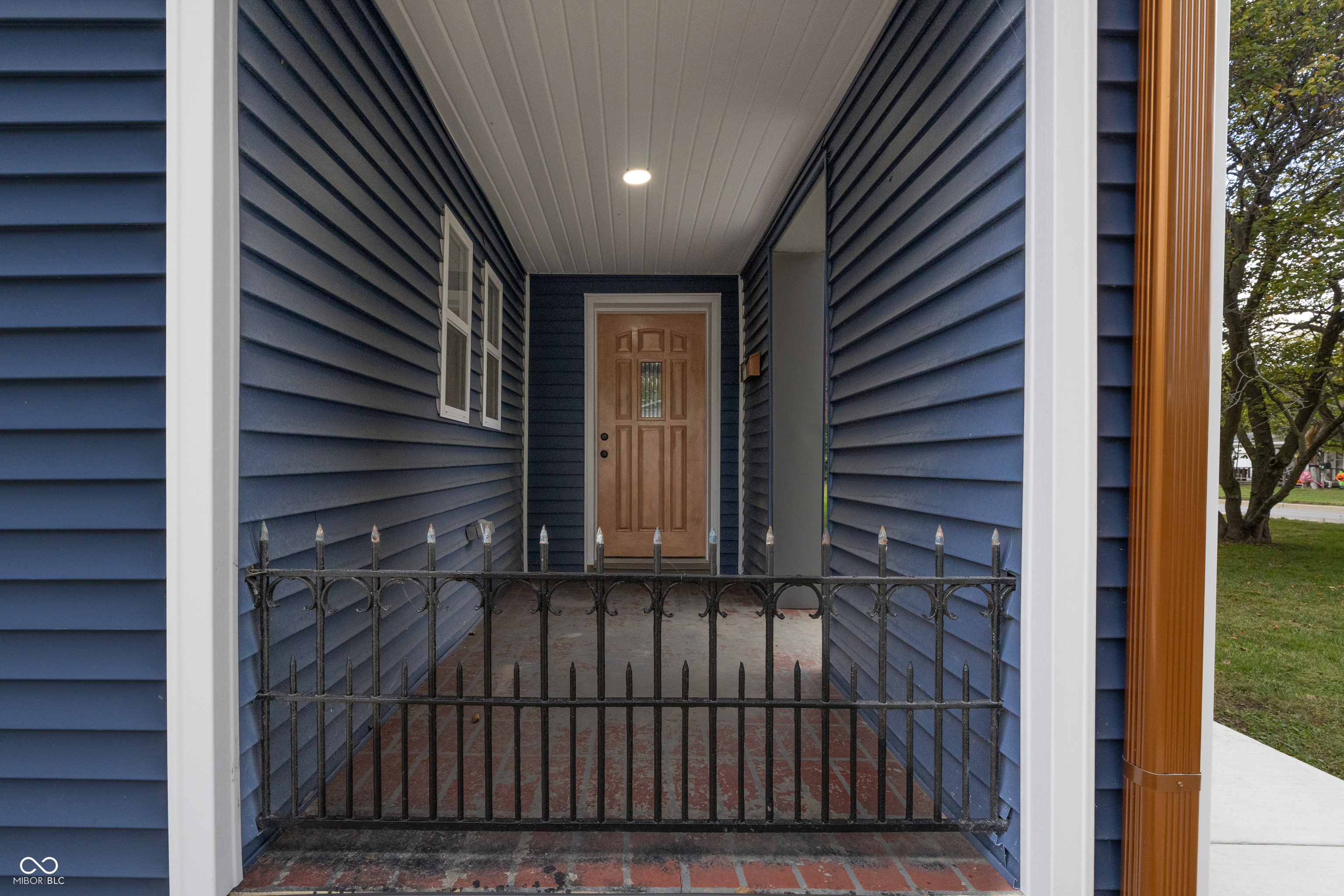 2035 10th Street Columbus, IN 47201 - Photo 4 of 33