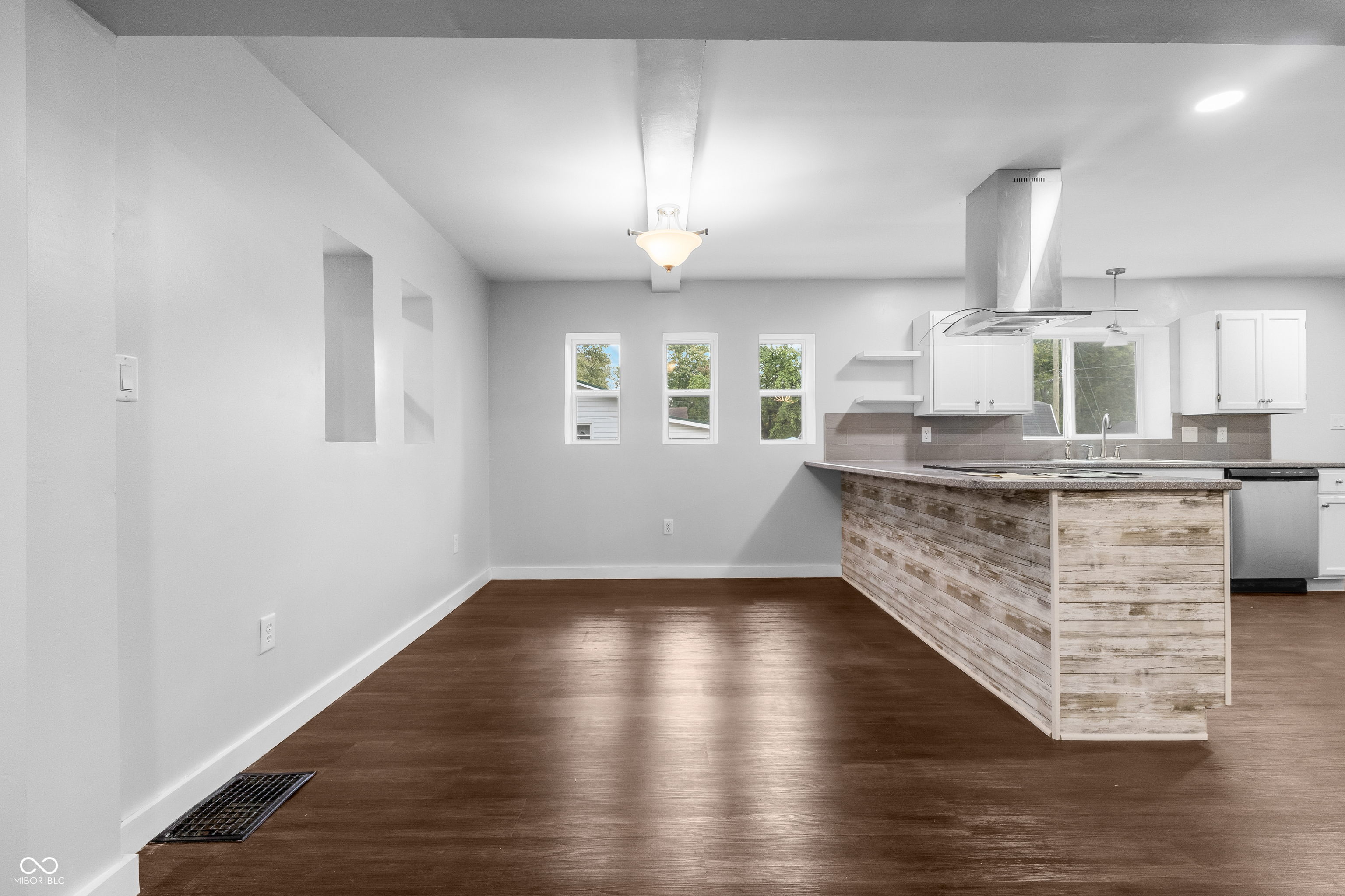 2035 10th Street Columbus, IN 47201 - Photo 9 of 33