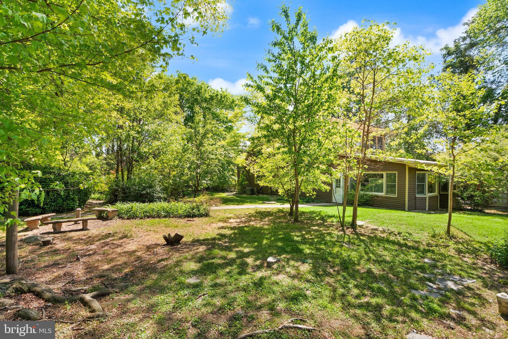 1616 Chain Bridge Road McLean, VA 22101 - Photo 9 of 28 a backyard of a house with lots of green space
