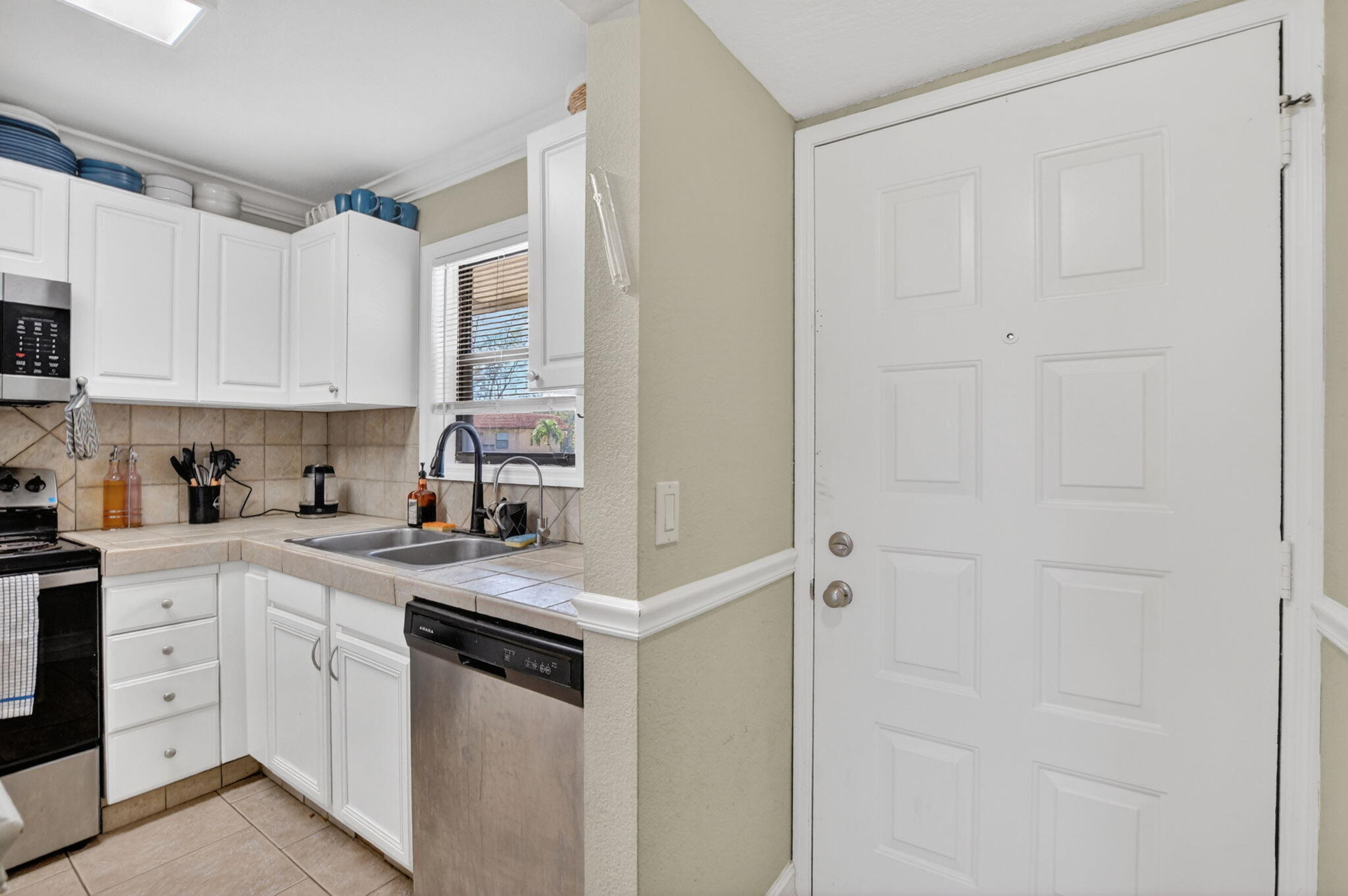 21895 Lake Forest Circle, Unit 201 Boca Raton, FL 33433 - Photo 4 of 19 4-web-or-mls-DSC_7317
