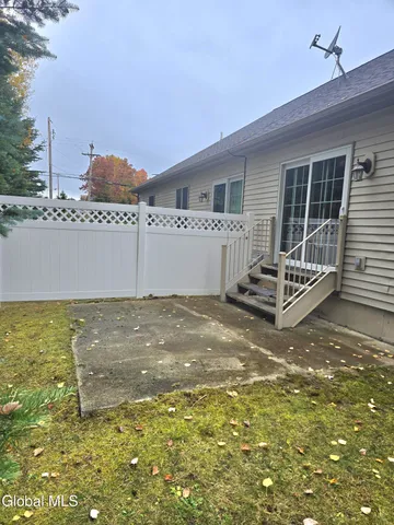 $2,100 | 2 Red Maple Lane, Unit A, Halfmoon, NY 12065