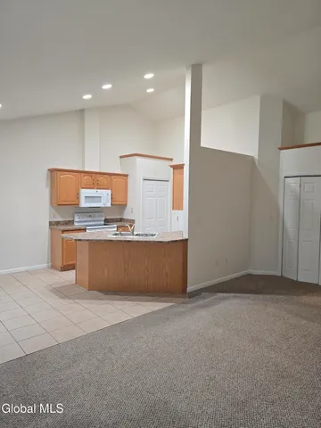 $2,100 | 2 Red Maple Lane, Unit A, Halfmoon, NY 12065