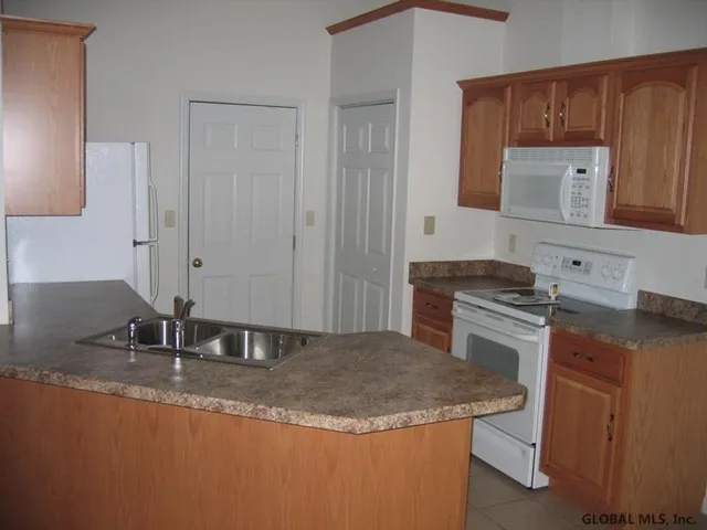 $2,100 | 2 Red Maple Lane, Unit A, Halfmoon, NY 12065