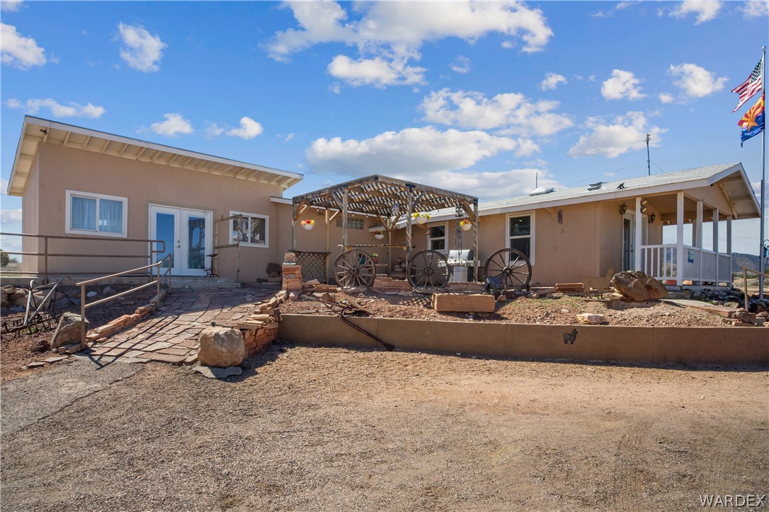 1108 South McCarrel Road Kingman, AZ 86401 - Photo 20 of 65 a living room with furniture a chandelier and a stove