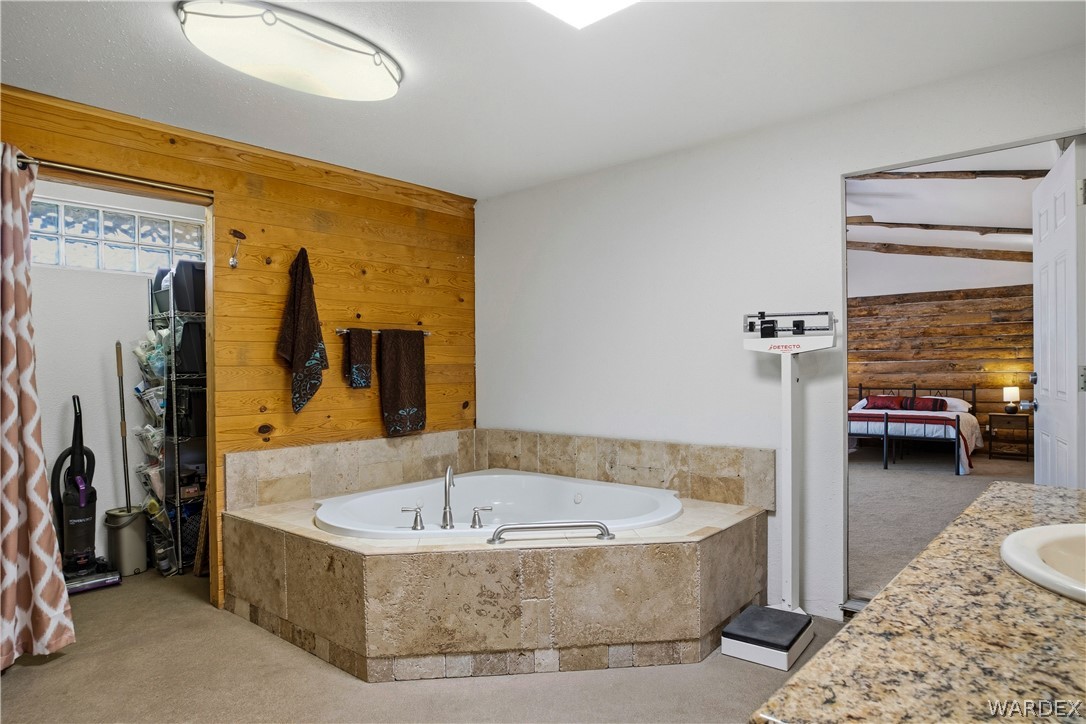 1108 South McCarrel Road Kingman, AZ 86401 - Photo 43 of 65 a bathroom with bathtub and a tub