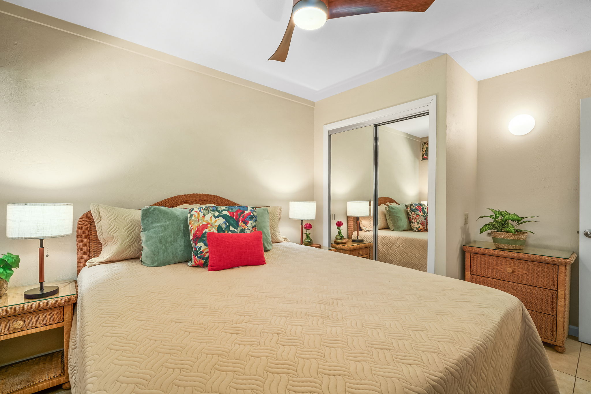 4451 Moana Road, Unit 309 Waimea, HI 96796 - Photo 18 of 21 a bedroom with a bed and a lamp