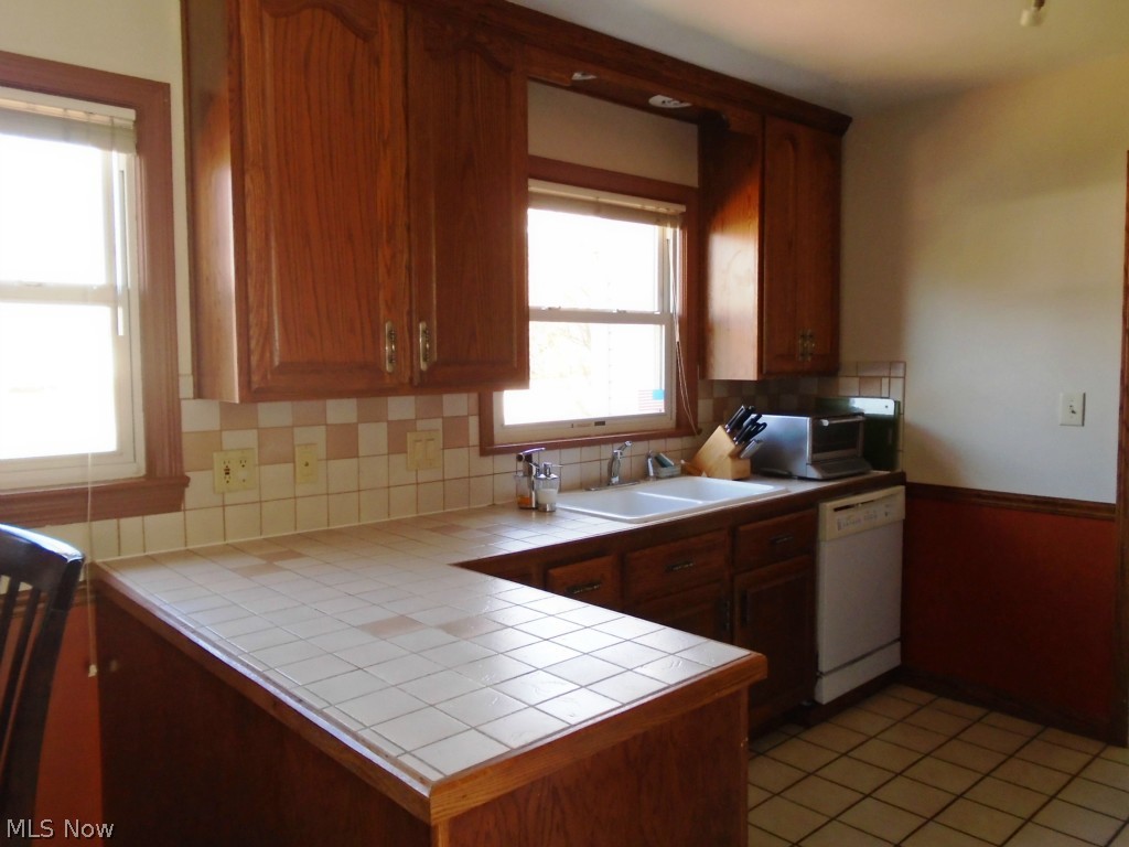 453 Overwood Road Akron, OH 44313 - Photo 5 of 24 Reverse view of the kitchen towards the foyer!