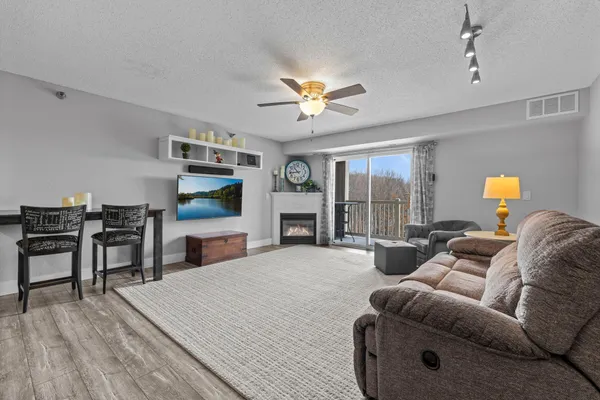 $289,900 | 1321 Lake Drive West, Unit 216, Chanhassen, MN 55317