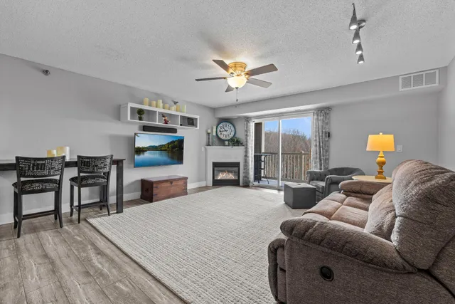 $294,900 | 1321 Lake Drive West, Unit 216, Chanhassen, MN 55317