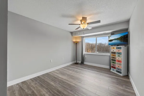 $289,900 | 1321 Lake Drive West, Unit 216, Chanhassen, MN 55317