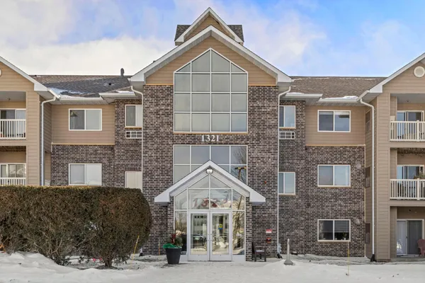 $289,900 | 1321 Lake Drive West, Unit 216, Chanhassen, MN 55317