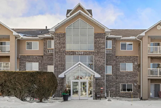 $294,900 | 1321 Lake Drive West, Unit 216, Chanhassen, MN 55317