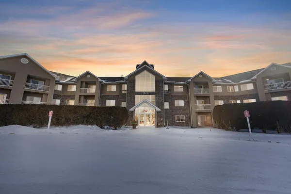 $289,900 | 1321 Lake Drive West, Unit 216, Chanhassen, MN 55317