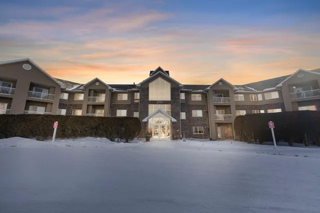 $294,900 | 1321 Lake Drive West, Unit 216, Chanhassen, MN 55317