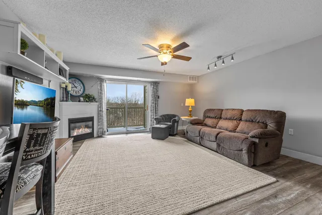 $294,900 | 1321 Lake Drive West, Unit 216, Chanhassen, MN 55317