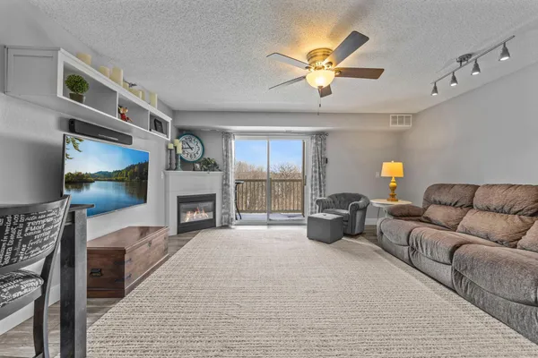 $289,900 | 1321 Lake Drive West, Unit 216, Chanhassen, MN 55317