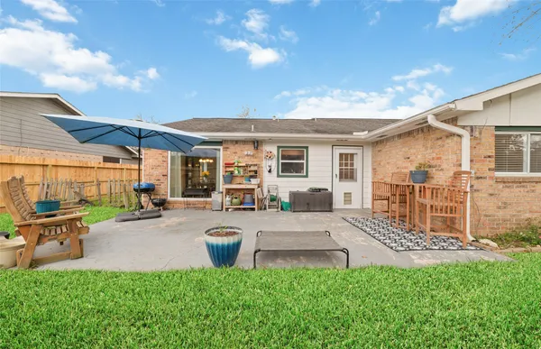 a view of a backyard with sitting area and furniture