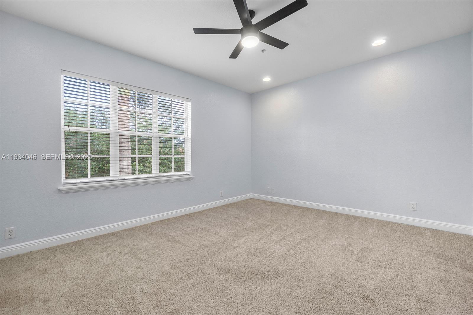 888 University Boulevard Jupiter, FL 33458 - Photo 24 of 41 an empty room with a window