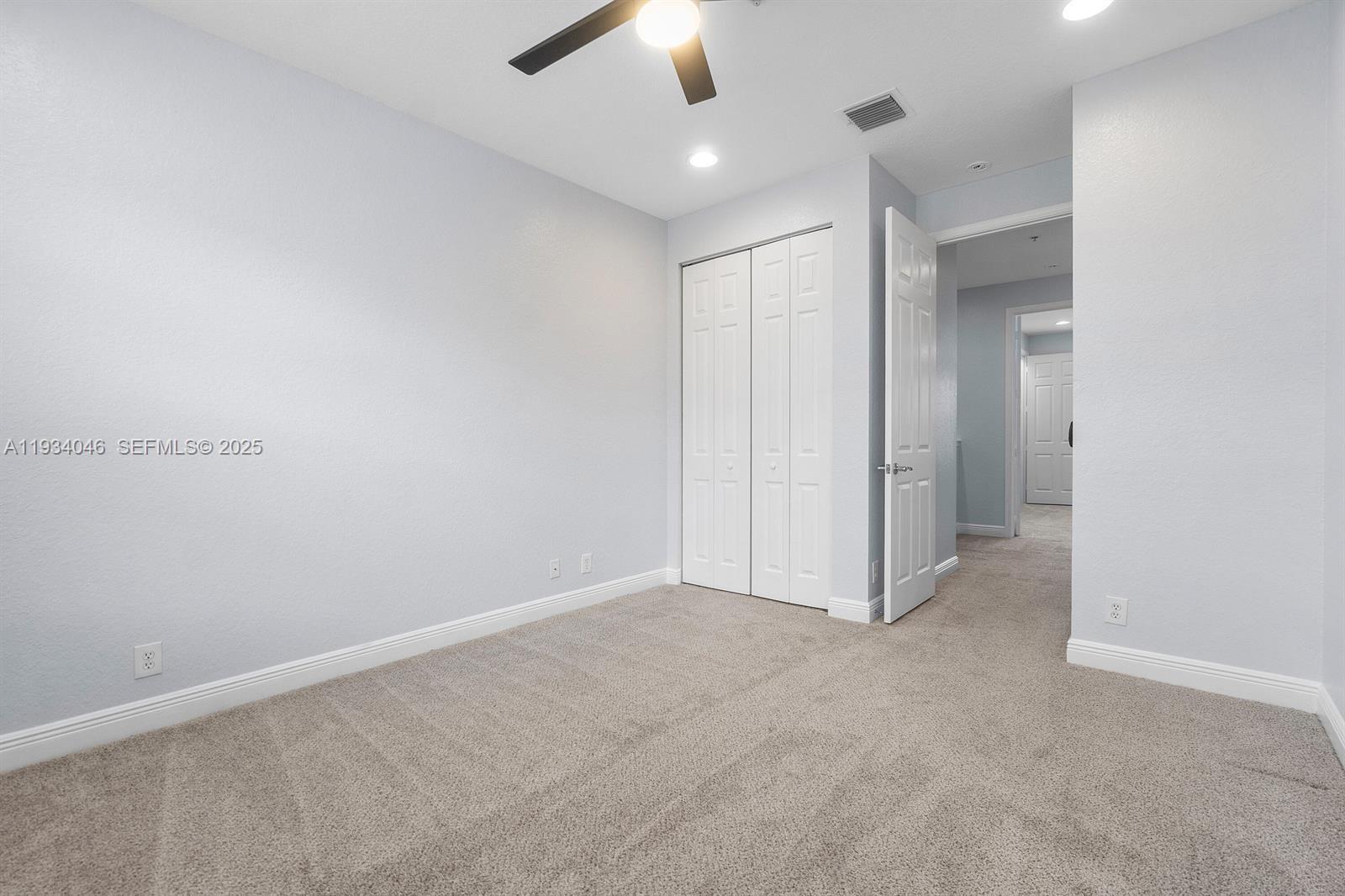 888 University Boulevard Jupiter, FL 33458 - Photo 33 of 41 an empty room with a ceiling fan and a window