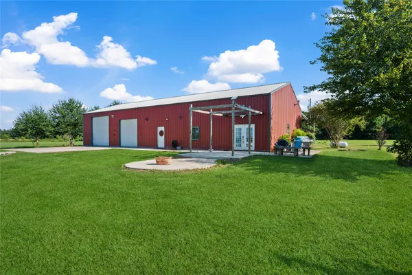 a view of a house with backyard