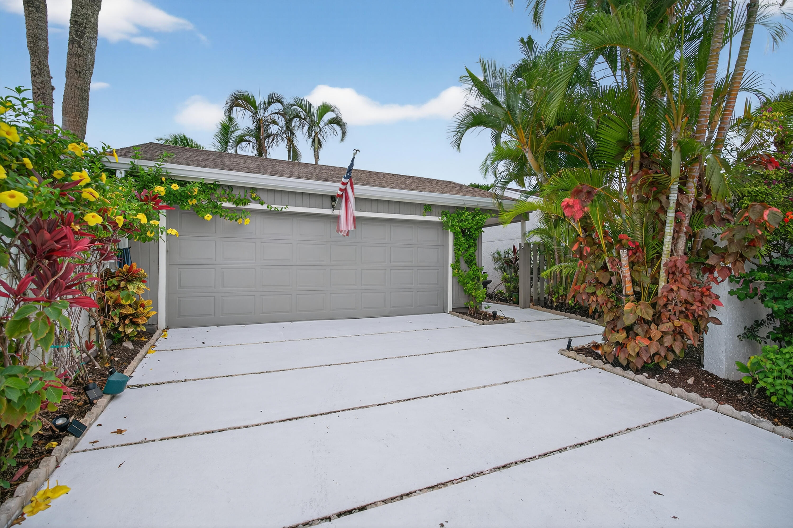 17145 Bay Street Jupiter, FL 33477 - Photo 4 of 43 a view of outdoor space and yard