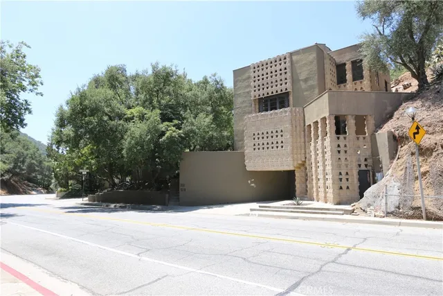 a sign that is sitting on the side of a road