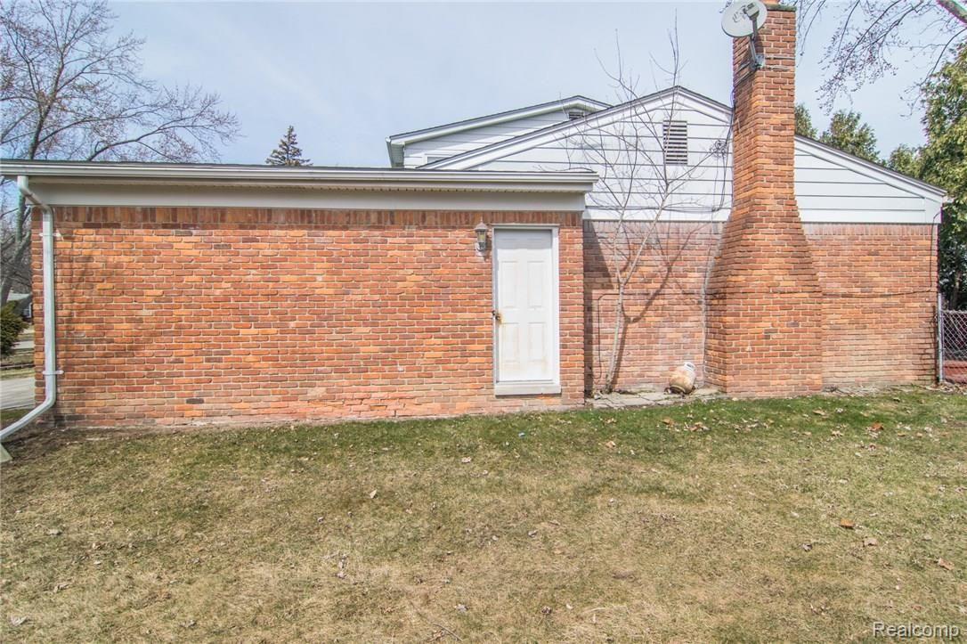 29540 North Rutherland Street Southfield, MI 48076 - Photo 48 of 49 DSC_2805.jpg