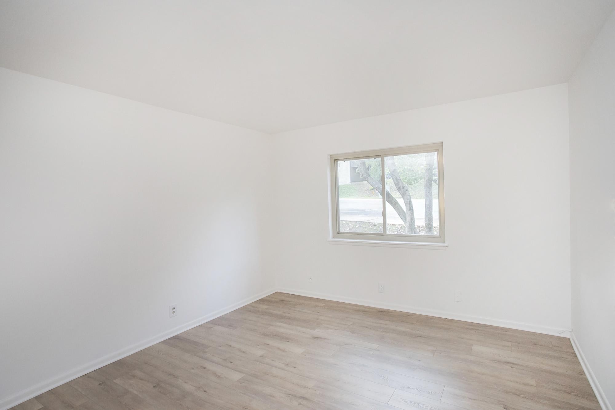 312 Summit Ridge Circle Nashville, TN 37215 - Photo 23 of 36 an empty room with a window