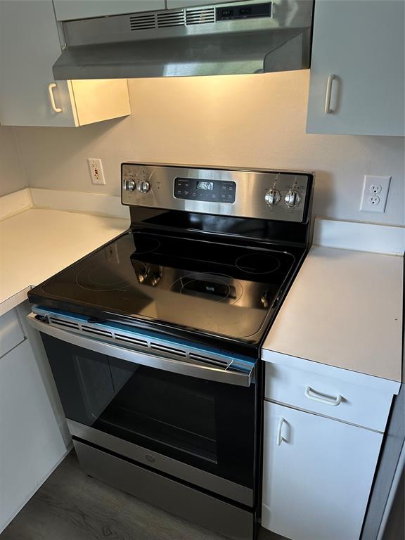 2825 Stoneway Lane Fort Pierce, FL 34982 - Photo 7 of 8 a stove top oven sitting inside of a kitchen