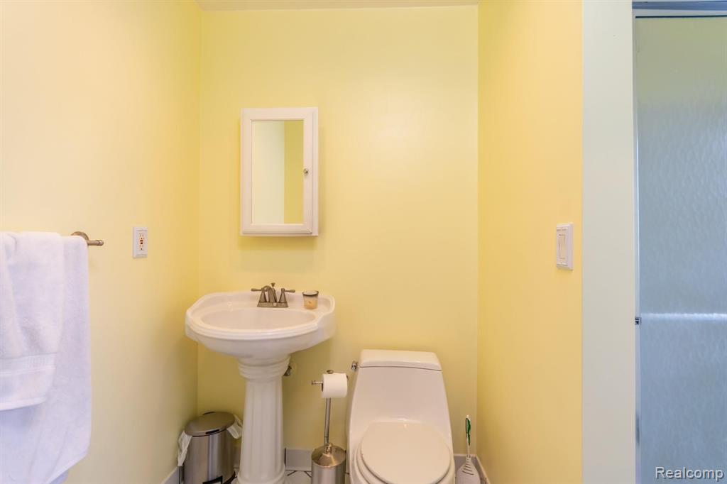 35905 Kelly Road Clinton Township, MI 48035 - Photo 19 of 28