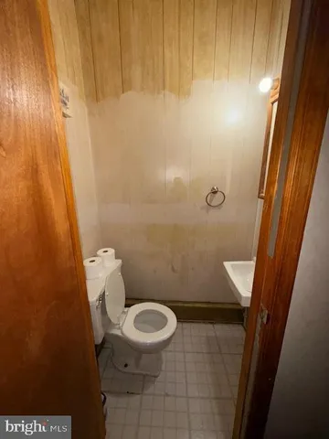 a room with furniture and a air conditioner vent