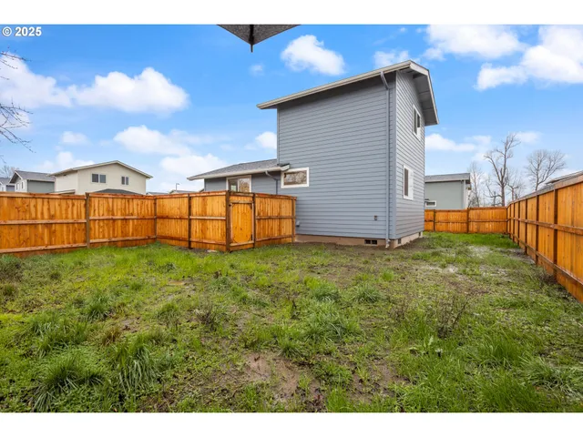 a view of a backyard