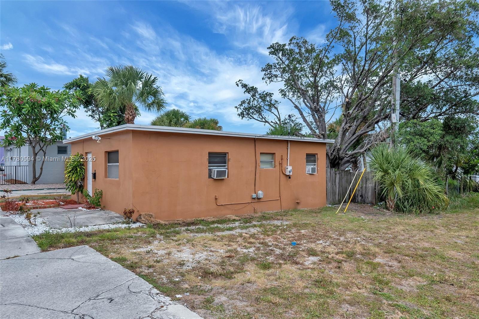 712 Division Avenue West Palm Beach, FL 33401 - Photo 17 of 37 a backyard of a house with plants and trees