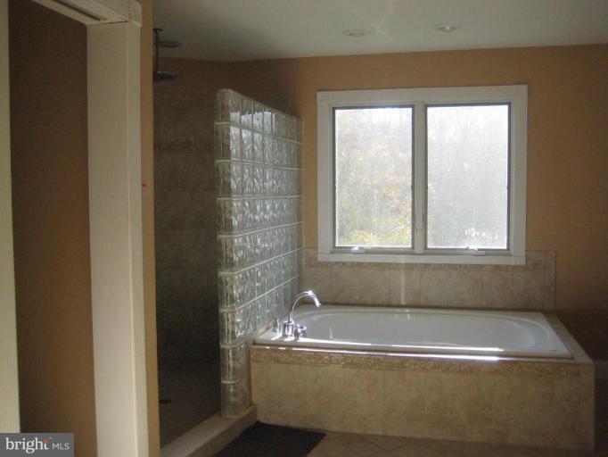 7906 Woodyard Road Clinton, MD 20735 - Photo 11 of 21 Master bath jaccuzi