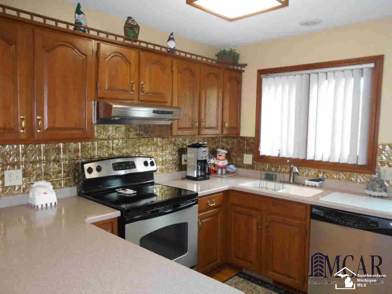 1225 Rutledge Drive Temperance, MI 48182 - Photo 6 of 24 21289909-5.JPG