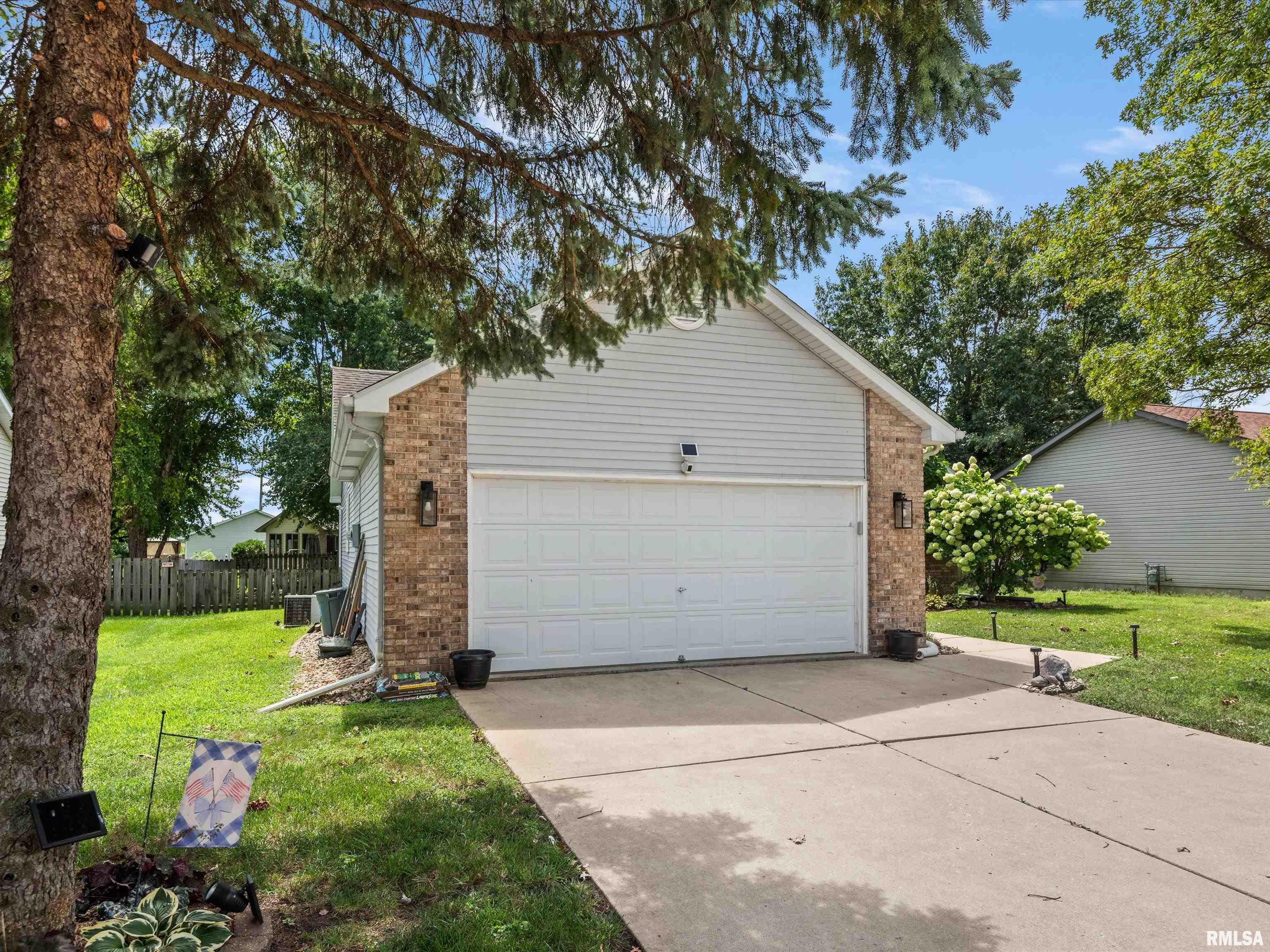 1212 Dani Lane Springfield, IL 62712 - Photo 3 of 34 Gallery Image 3