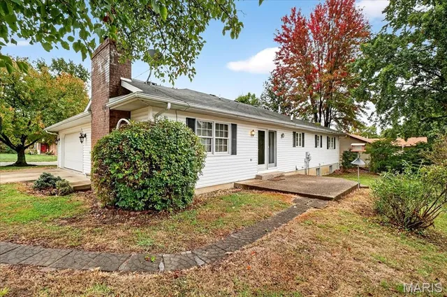 $335,000 | 201 Oak Tree Drive, Columbia, IL 62236