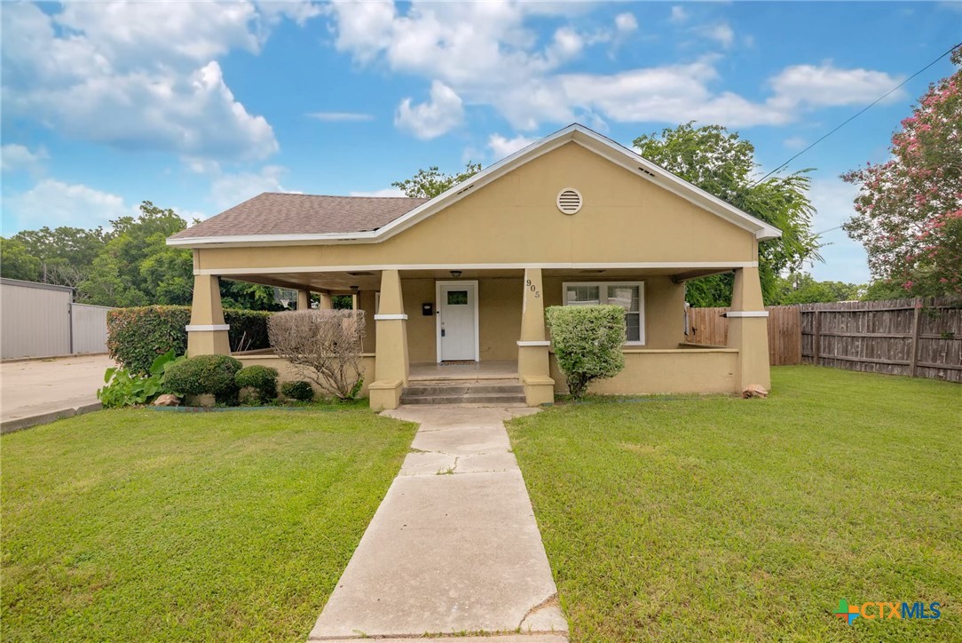 905 North Navarro Street Victoria, TX 77901 - Photo 2 of 28 a front view of a house with garden