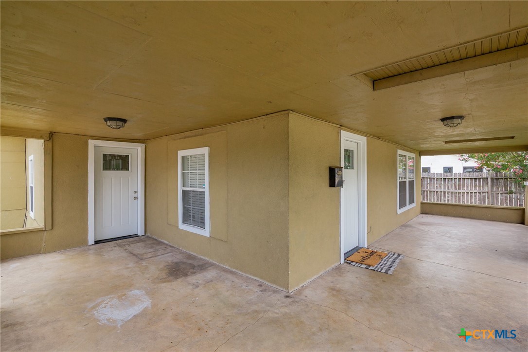 905 North Navarro Street Victoria, TX 77901 - Photo 6 of 28 an empty room with windows